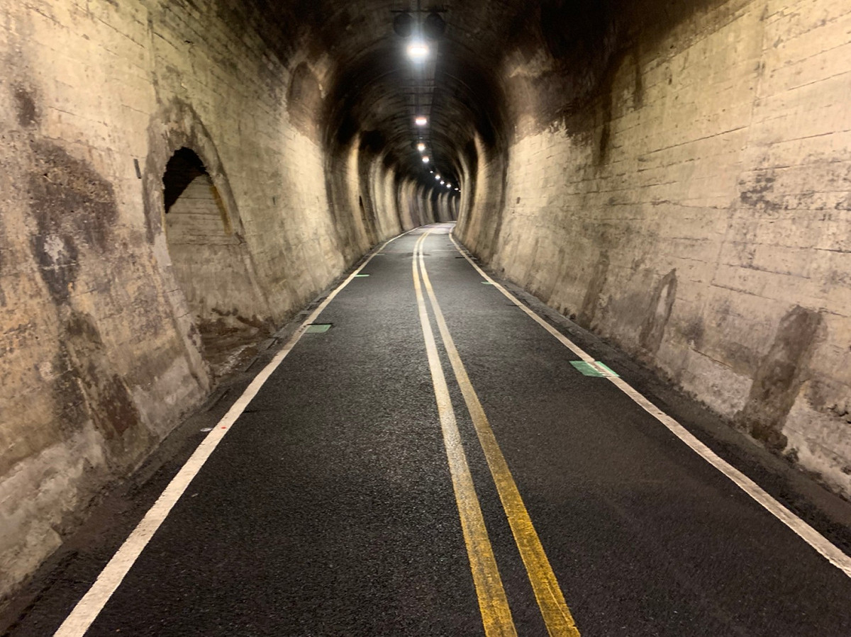 九號隧道壁體牆面及路面清洗完成面。 台中市觀旅局/提供
