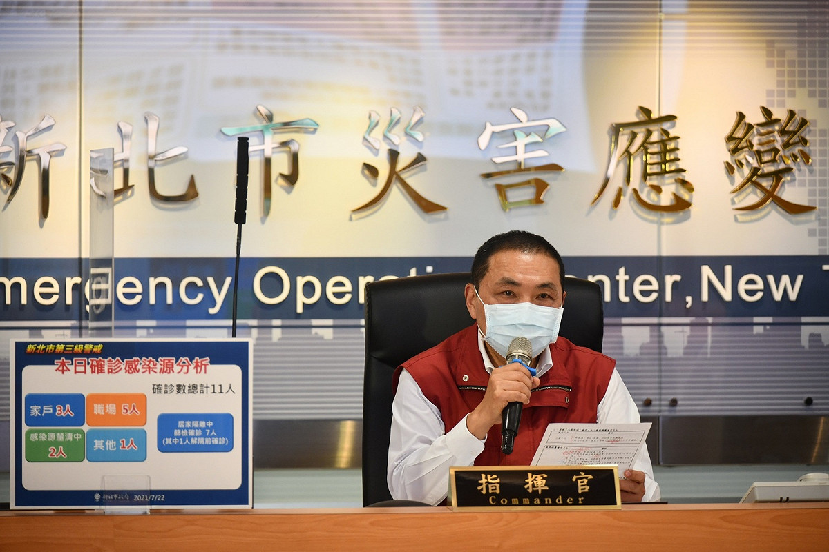 侯友宜表示，預估明日風雨應該不會達到停班停課標準，全市社區篩檢站除了三峽、江翠、土城、汐止4站將暫停服務以外，其餘仍照常服務。 圖：新北市政府／提供