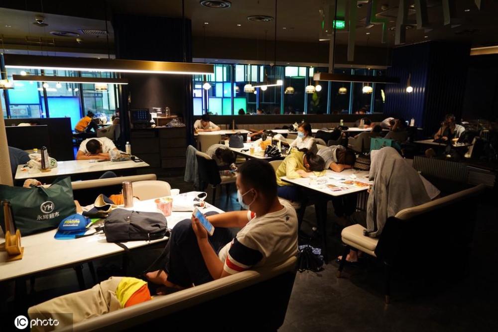 許多被困回不了家的鄭州上班族，被迫睡在辦公室裡。 圖：翻攝自視覺中國