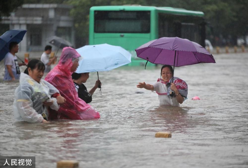 鄭州街道變成河流，許多民眾泡在水裡。 圖 : 翻攝自人民視覺（資料照片）