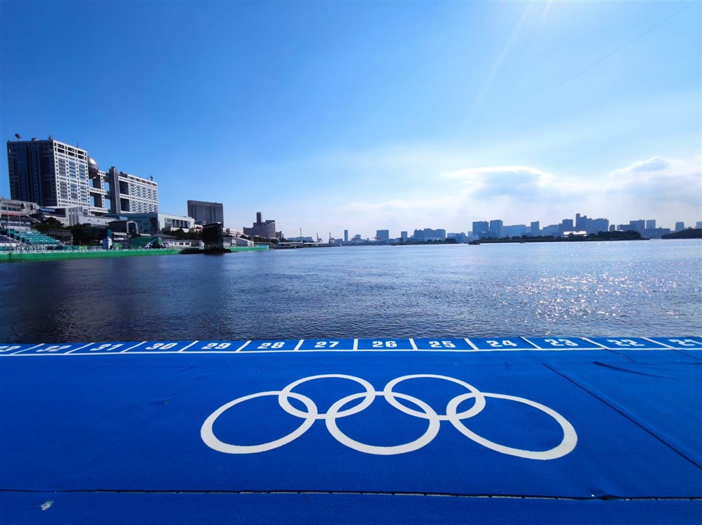日本御台場海濱公園是東京奧運鐵人三項的游泳賽場（圖），如今傳出惡臭，引發安全疑慮。 圖：翻攝twitter.com/worldtriathlon