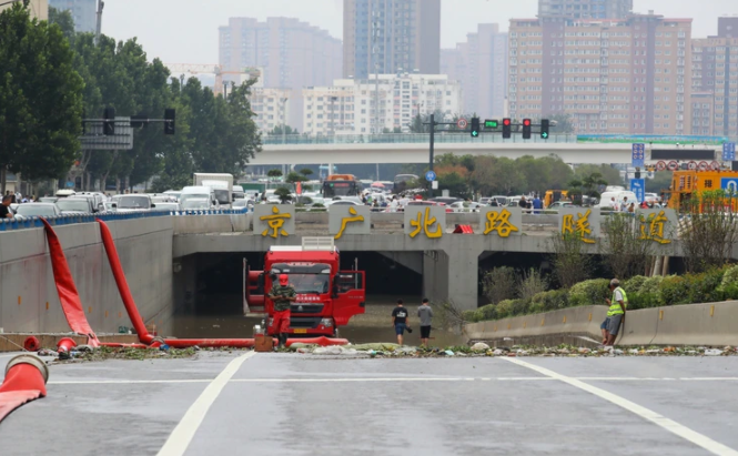 搜救人員使用「龍吸水」抽水車展開抽排水作業。 圖：翻攝中新網