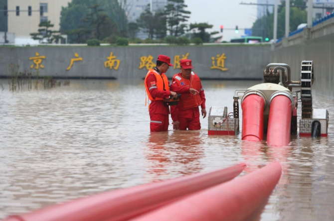 京廣路段自北向南三個隧道正在進行排水作業。 圖：翻攝新華網