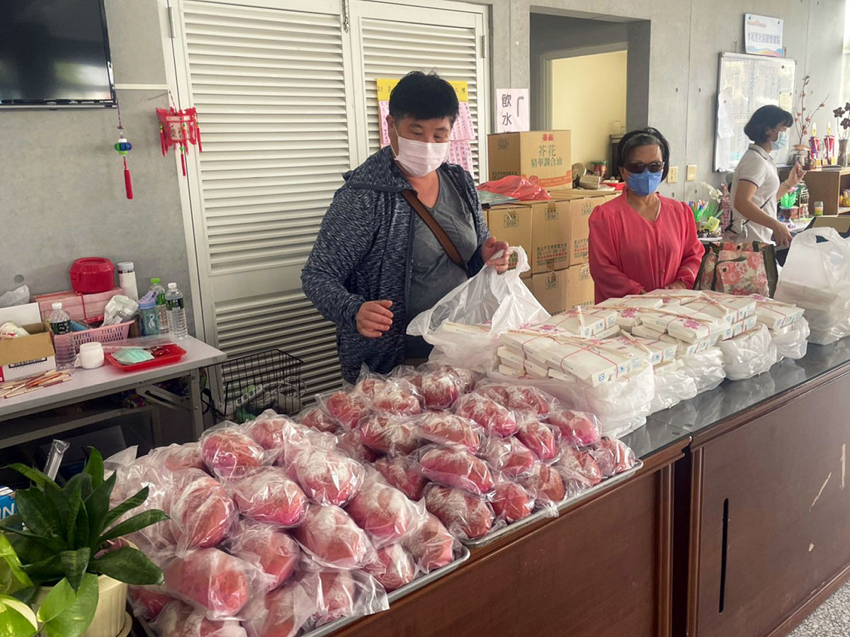 水尾社區持續為長者送餐，並運用在地食材開發了一款粉紅歐式麵包，大獲好評。 中興大學/提供