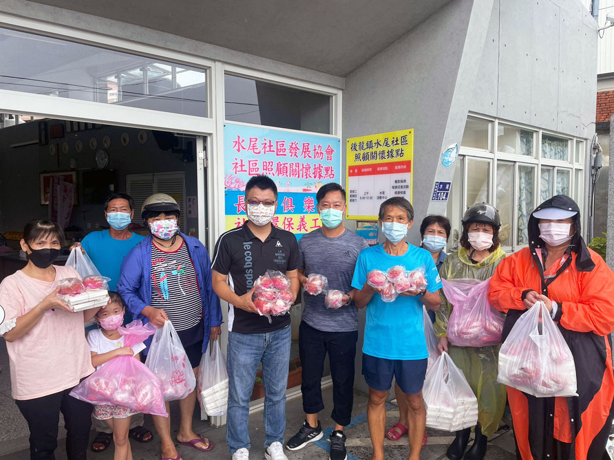水尾社區持續為長者送餐，並運用在地食材開發了一款粉紅歐式麵包，大獲好評。 中興大學/提供