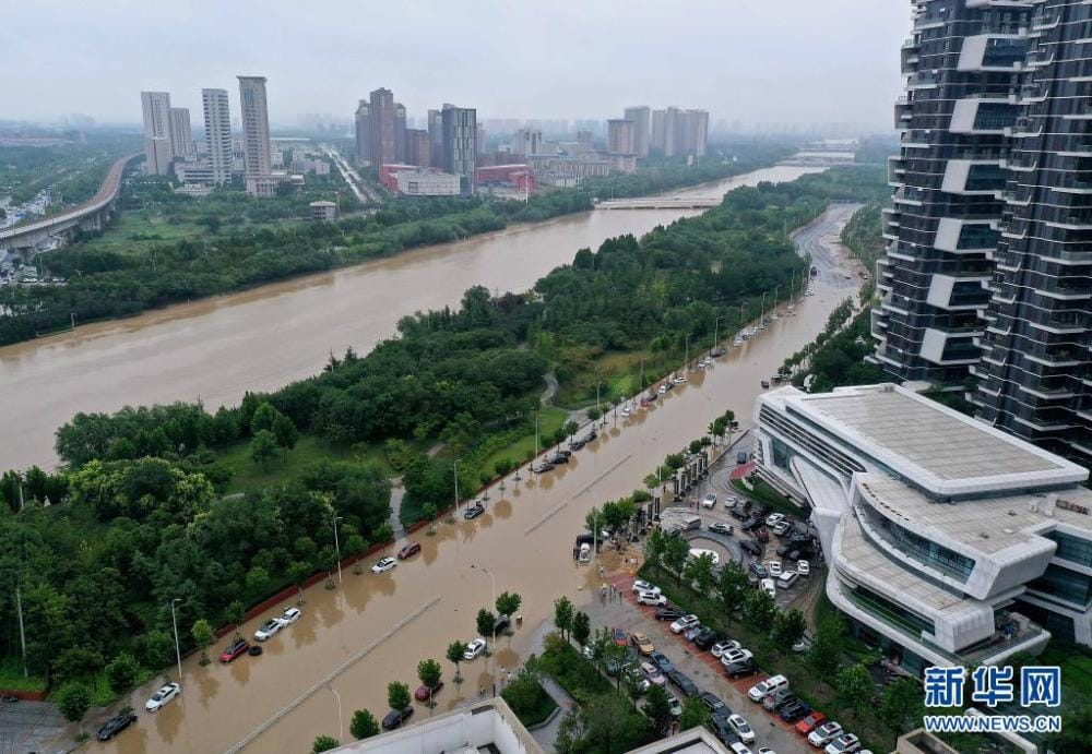 鄭州淹大水，河流潰堤，道路變成支流。 圖 : 翻攝自新華網