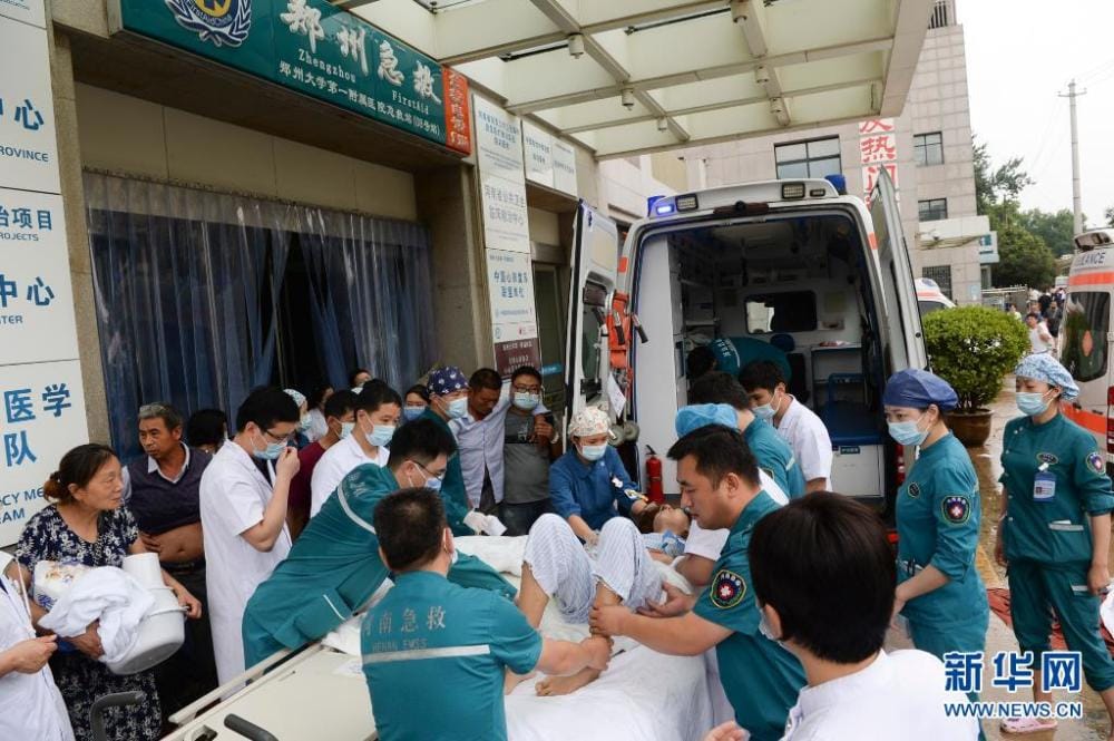 鄭州淹大水，醫院擠滿傷患。 圖 : 翻攝自新華網