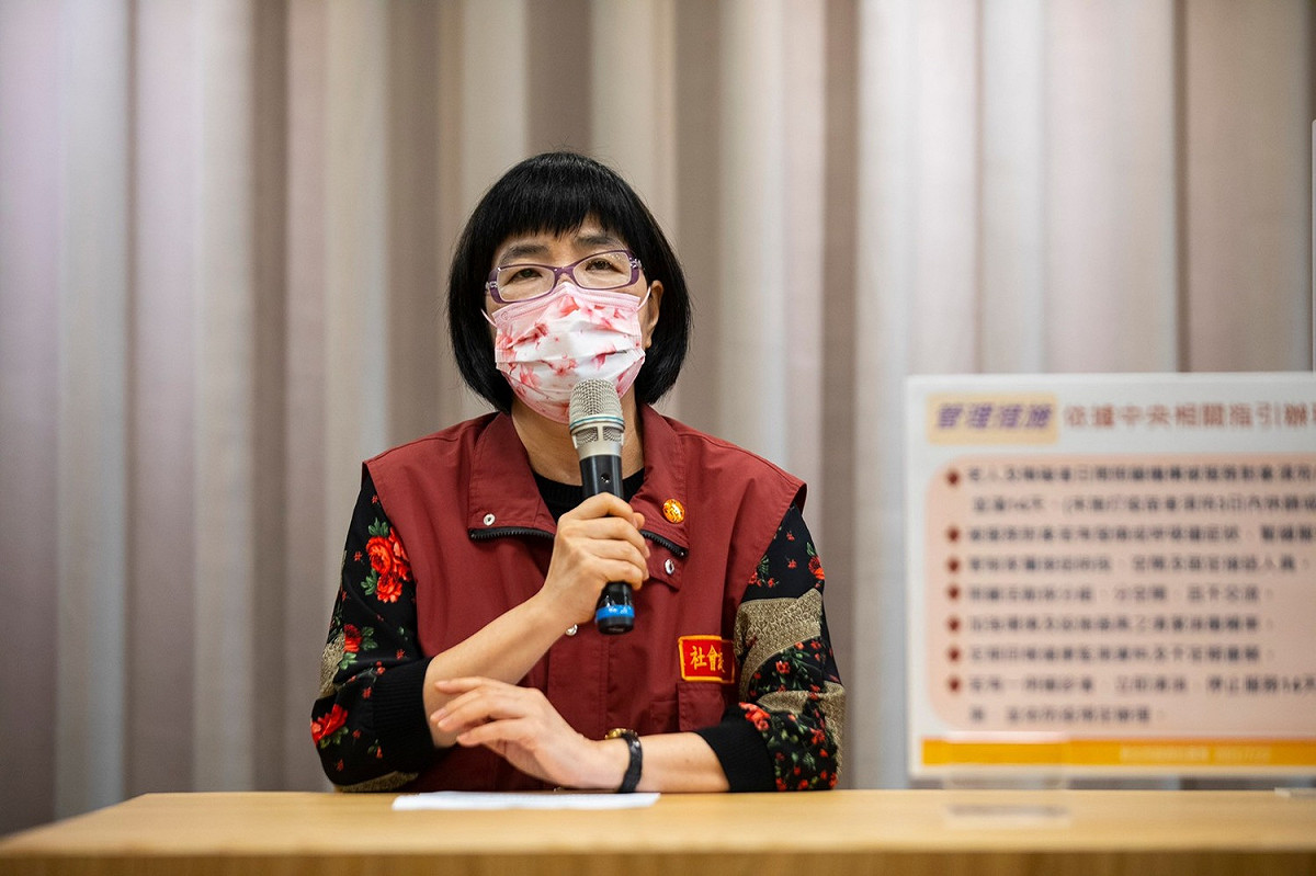 張錦麗說明新北市公私托嬰、身障日照及托老中心7/27起恢復收托服務。 圖：新北市政府／提供