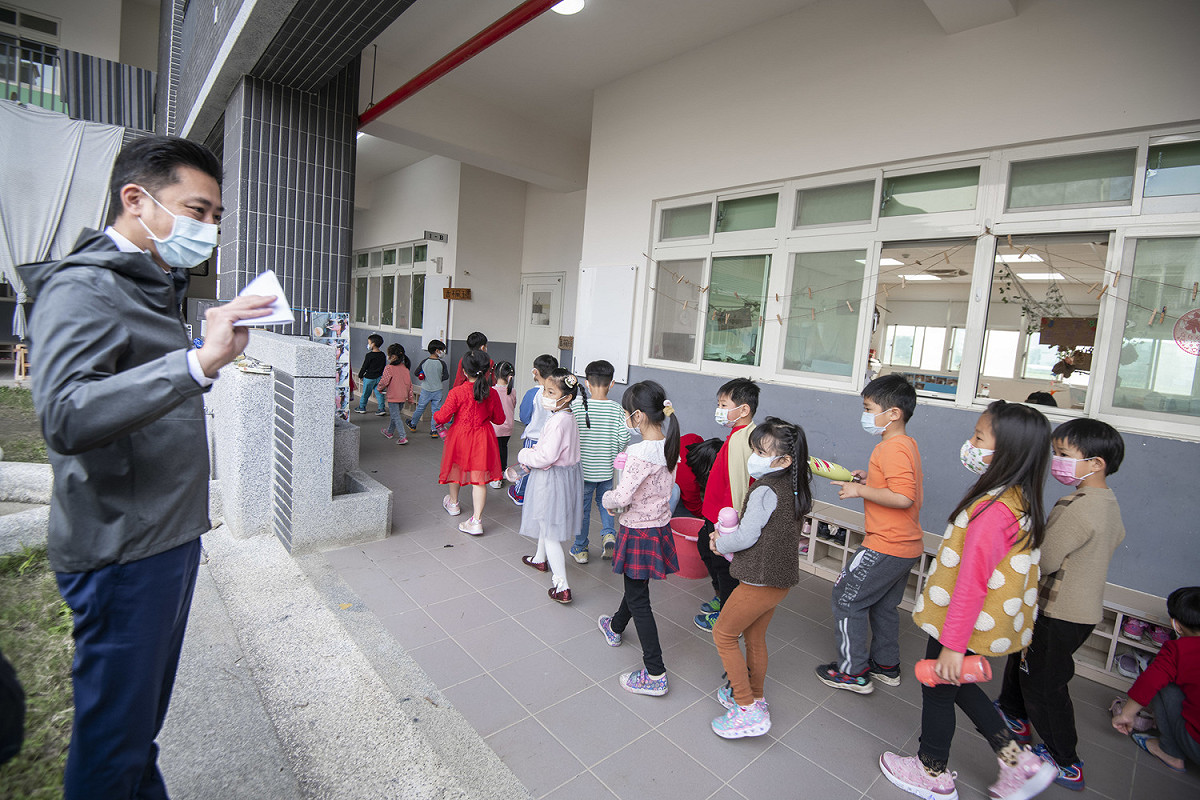 新竹市長林智堅視察幼兒園防疫。 圖：新竹市政府提供 （資料照）