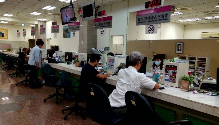 配合全國疫情警戒於7月27日降至第二級，須補辦停留延期及各類居留案件之外來人口，請依限期至移民署各服務站辦理。 圖：移民署提供