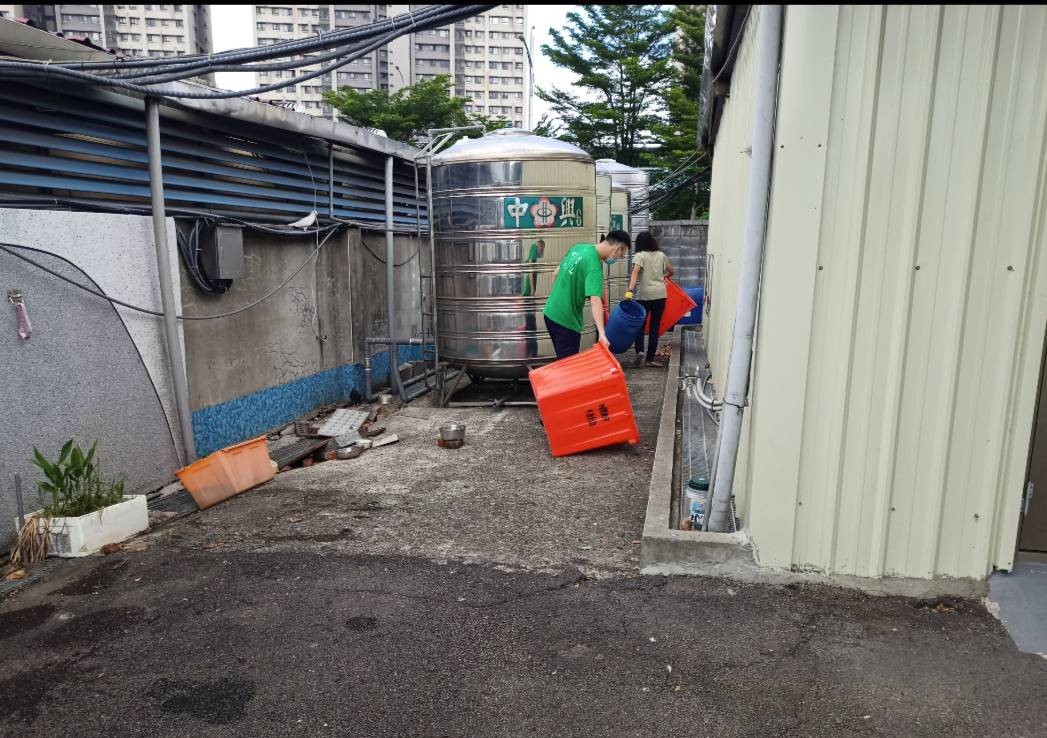 動物之家收拾戶外雜物。  圖：新北市動保處提供