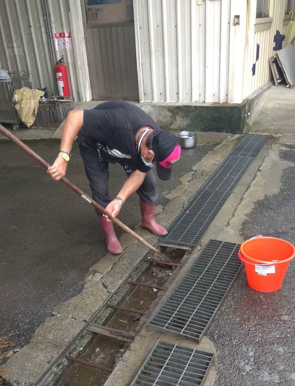 動物之家清理水溝避免汙塞。 圖：新北市動保處提供