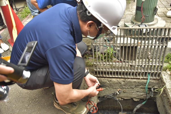 高雄市政府23日上午再度到事發地點再度鑑定路燈。 圖：高雄市政府提供