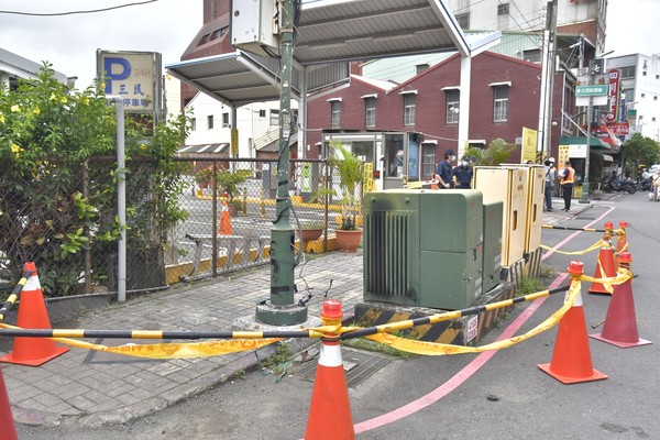 鑑定結果指向因路燈2年前地下纜線故障不亮，後採架空線供電，當時承包商未將原地下纜線抽離。 圖：高雄市政府提供