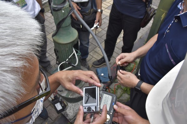 高雄市工務局再度到場鑑定，結果顯示廢棄纜線因大雨積水成導體漏電。 圖：高雄市政府提供