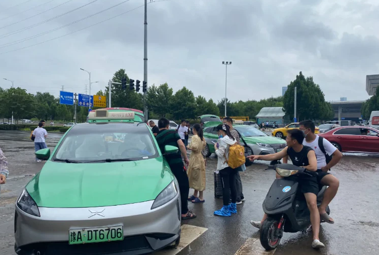 根據鄭州市的一項資料，全市8成以上的計程車已更換為電動汽車。在停電的情況下大受影響。 圖 : 翻攝微信
