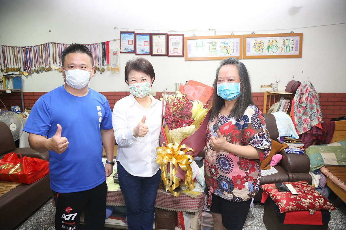 林真豪拿到柔道第七名，台中市長盧秀燕到林家道賀。 台中市政府/提供