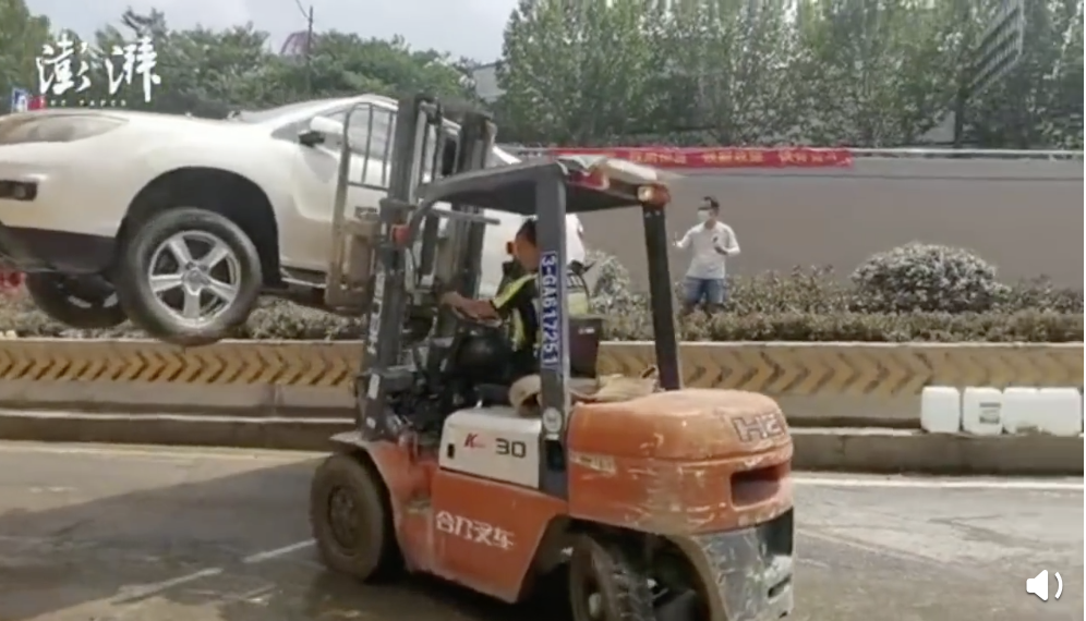 鄭州京廣北路隧道南出口約有200多輛被衝往隧道，堵住入口 圖：翻攝自澎湃新聞