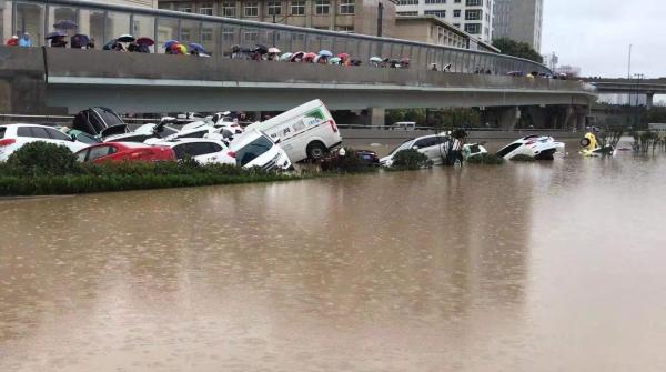 7月21日上午9點左右途經隴海路與京廣路南隧道附近有多輛車泡在水中。 圖：翻攝澎湃新聞