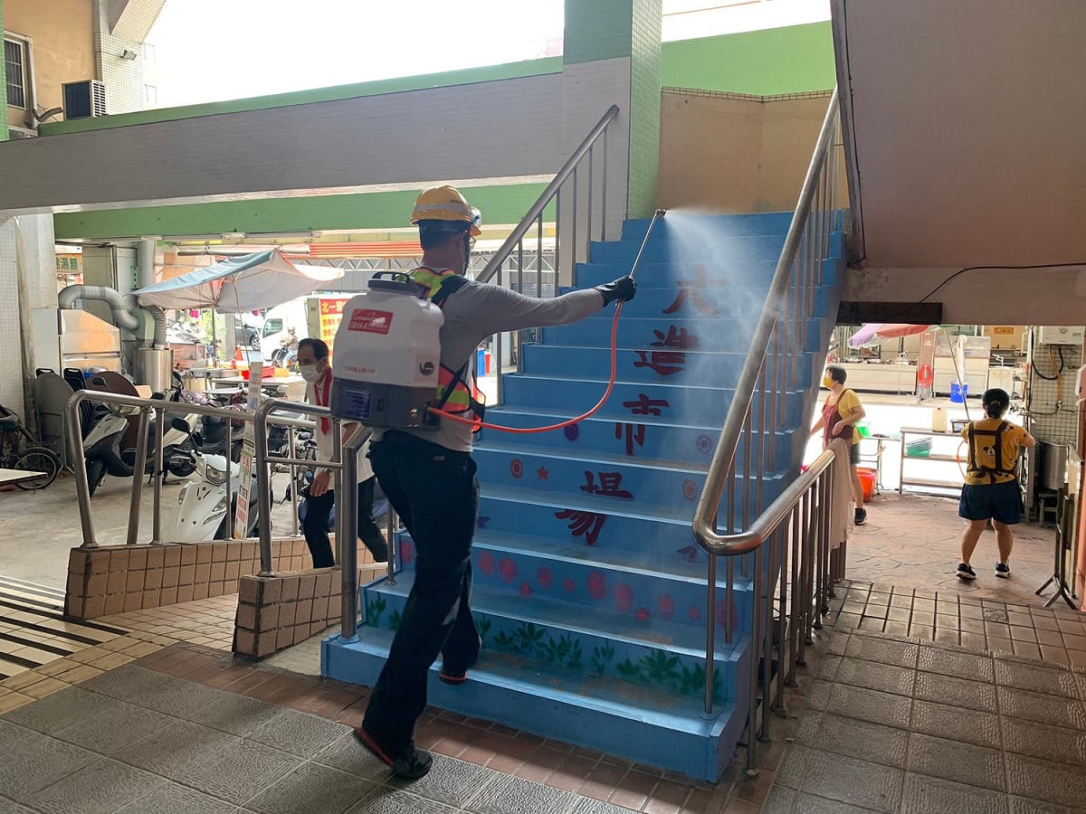 中市環保局安心上工人員協助傳統市場消毒工作。 圖:台中市政府環保局/提供