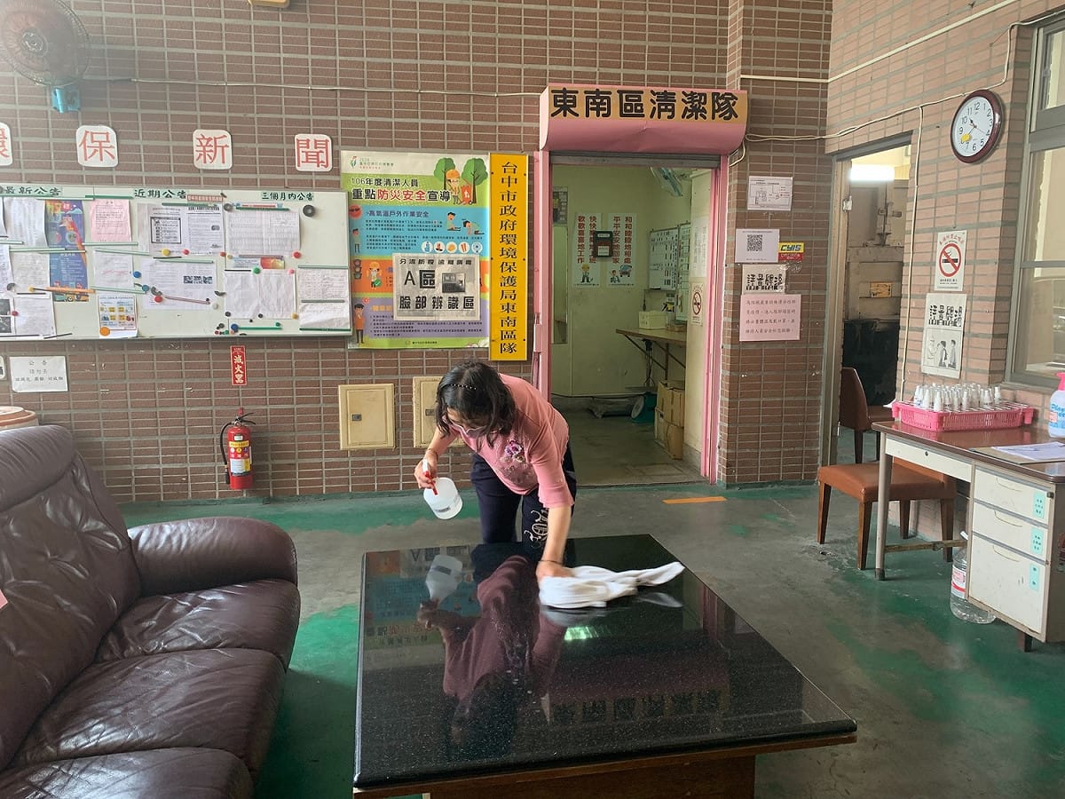 中市環保局安心上工人員協助辦公廳舍清潔消毒。 圖:台中市政府環保局/提供