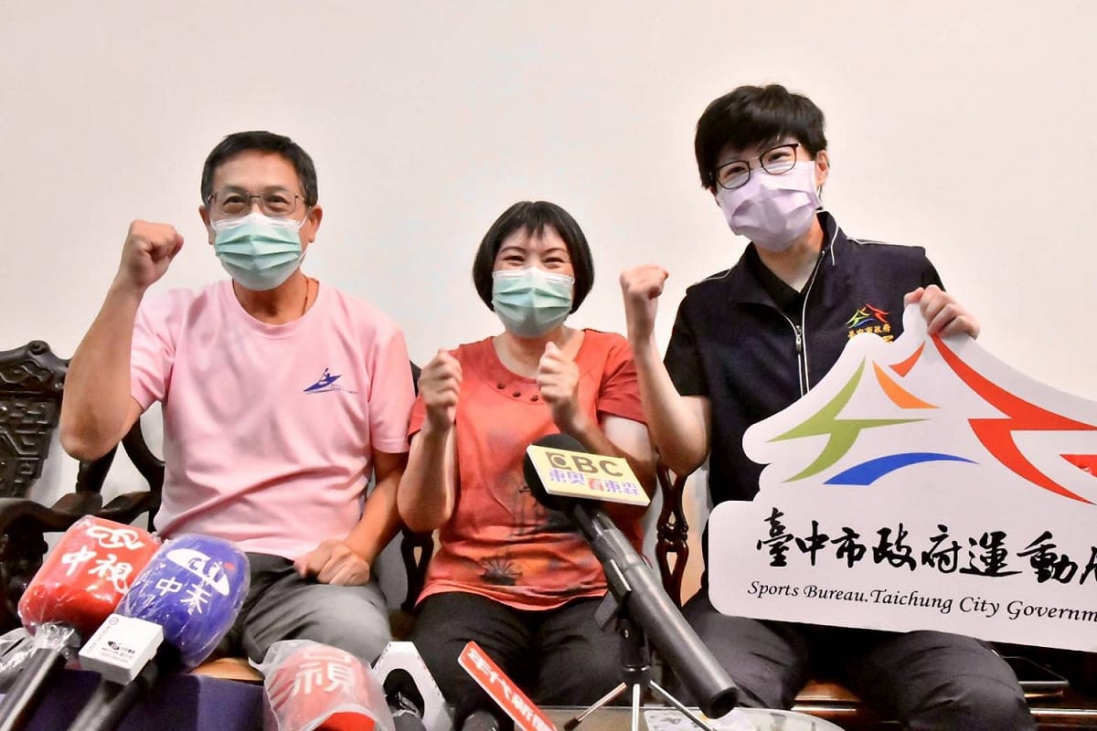 台中市運動局林宜萱科長與張筑涵爸爸媽媽電視機前觀賞賽事。 台中市政府運動局/提供
