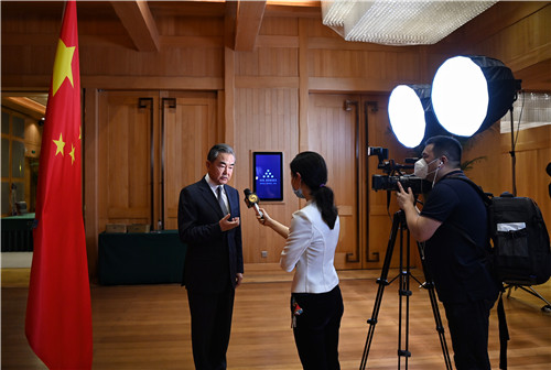 中國外交部長接受訪問時，批評美國不懂得與其他國家平等相處，大言不慚表示要幫美國補課。 圖：翻攝自中國外交部