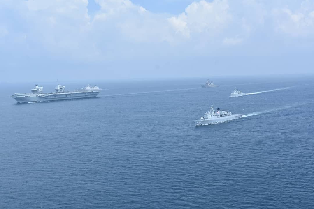 英「伊麗莎白女王號」航空母艦（左）戰鬥群穿越麻六甲海峽朝向南海前進。 圖：翻攝自馬來西亞皇家海軍推特