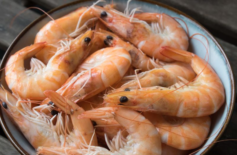冷凍蝦怎麼煮肉質才不會過柴？搜狐美食專欄《大慶談美食》表示，下鍋前先進行「醃製」更好吃，蝦肉將會嫩滑又不腥。 示意圖／取自unsplash