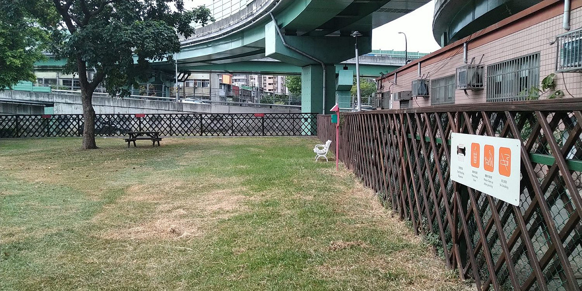 葫東狗活動區腹地有限，進入使用人數建議以10人為宜。 圖：取自台北市動物保護處官網。