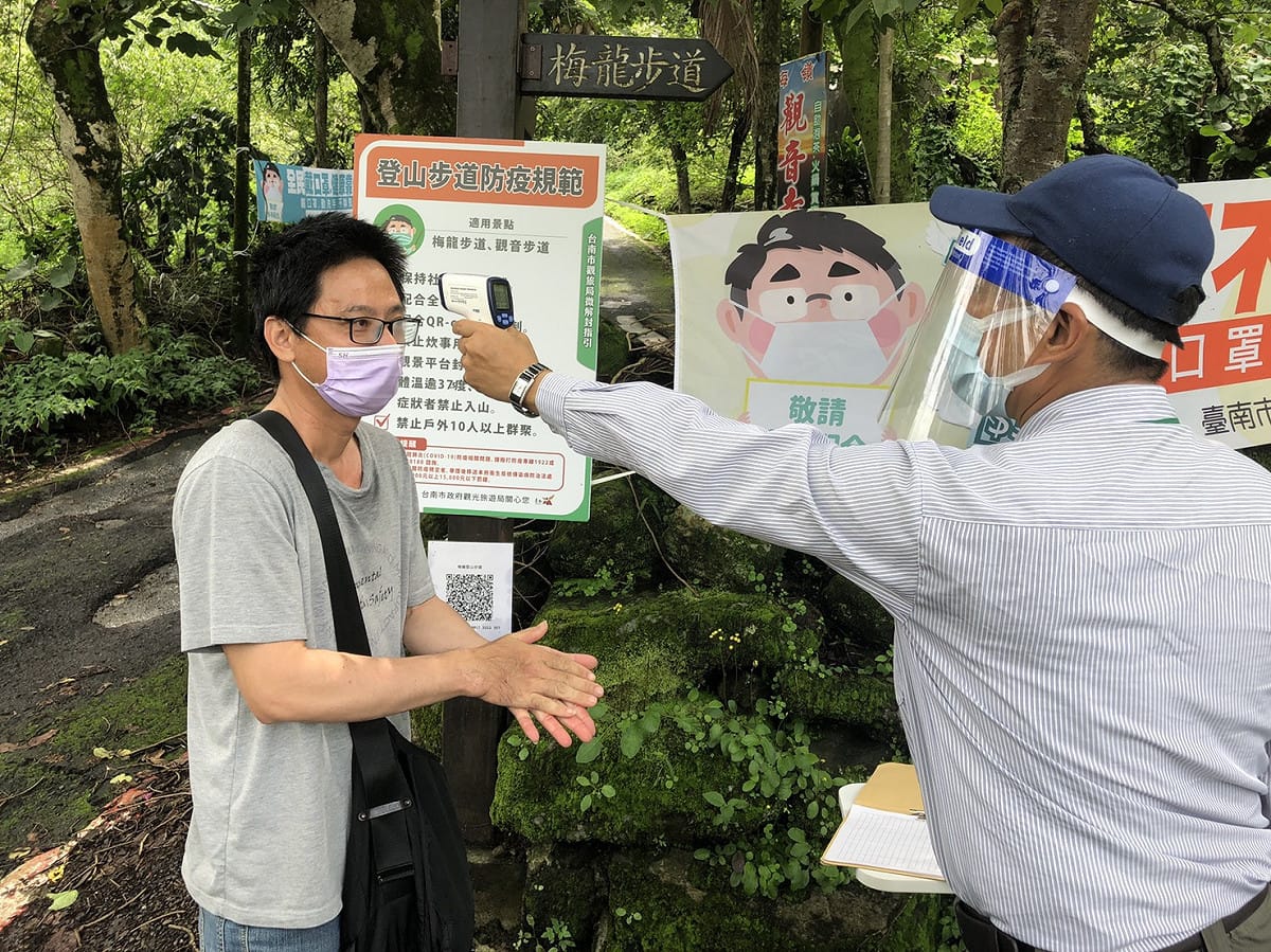 梅龍步道需量測體溫才能通行。 圖：台南觀旅局