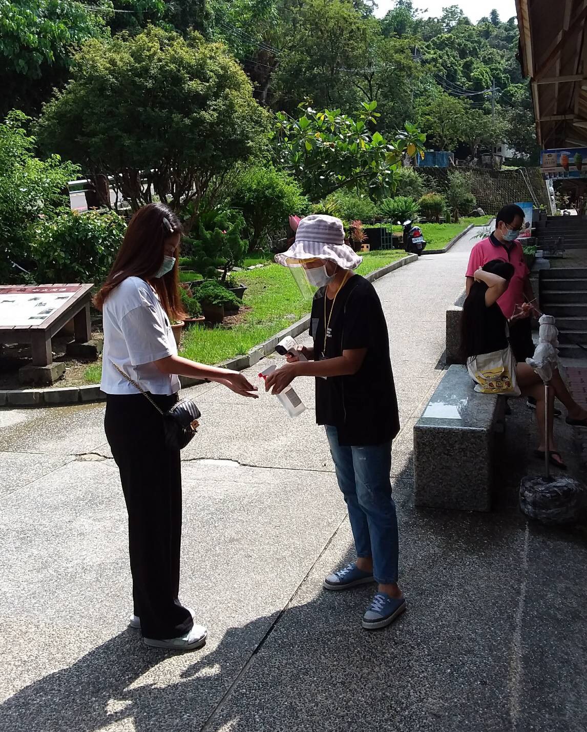 水火同源入口處消毒。 圖：台南觀旅局
