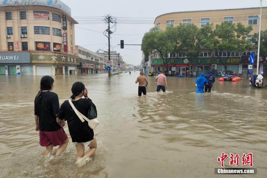 颱風煙花造成浙江沿海一帶多處嚴重淹水。 圖 : 翻攝自中新網