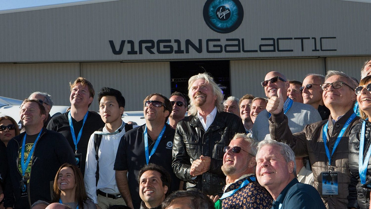 維珍銀河（Virgin Galactic）創辦人布蘭森（圖中銀色長髮者）宣布公司將展開第二次太空飛行測試。 圖：取自官網