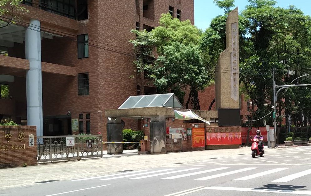 新莊高中開放人行道停放機慢車 圖：新北市交通局提供