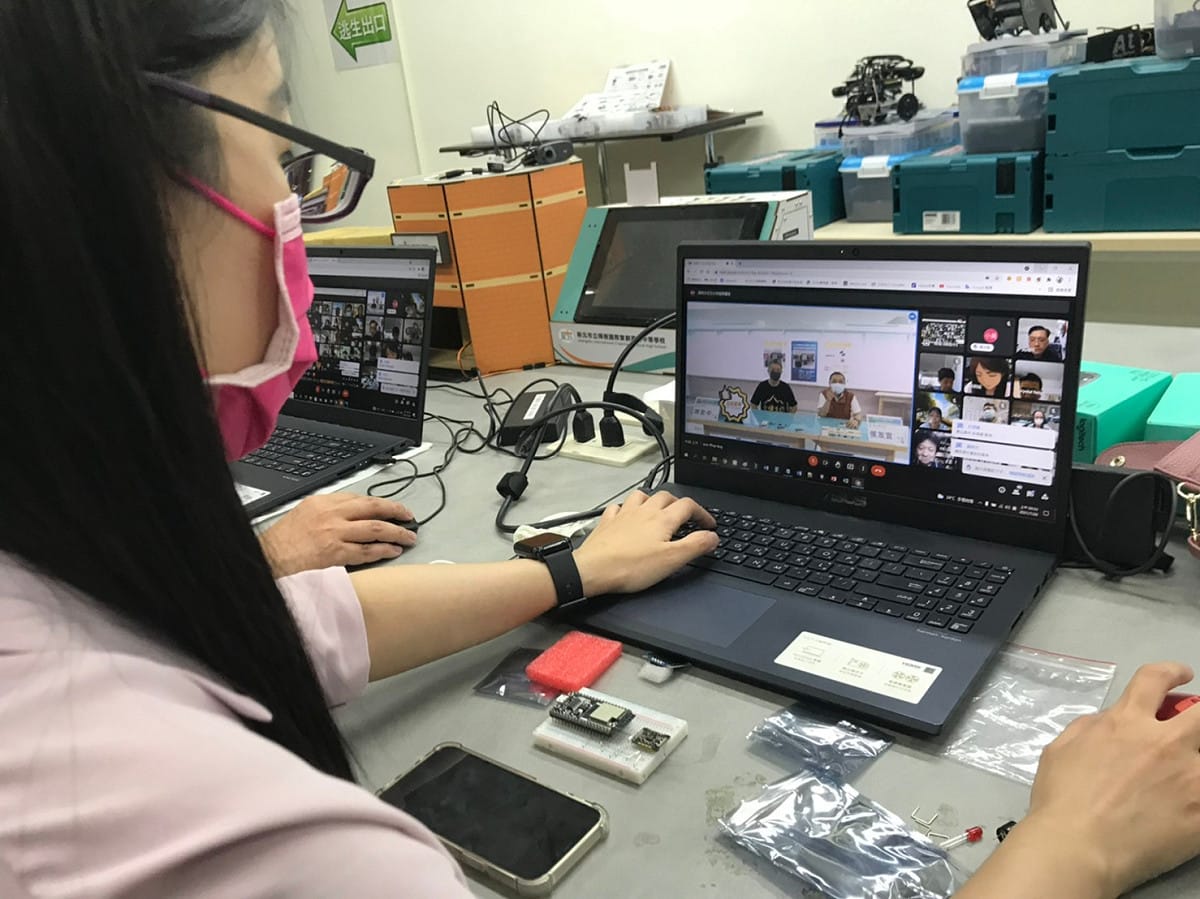 老師可透過研習組裝「校園版血氧機」，發揮技職教育務實致用的特色 圖：新北市教育局提供