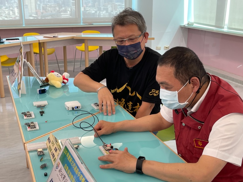教育局與高苑科大合作引入「校園版血氧機」到技職教學現場 圖：新北市教育局提供