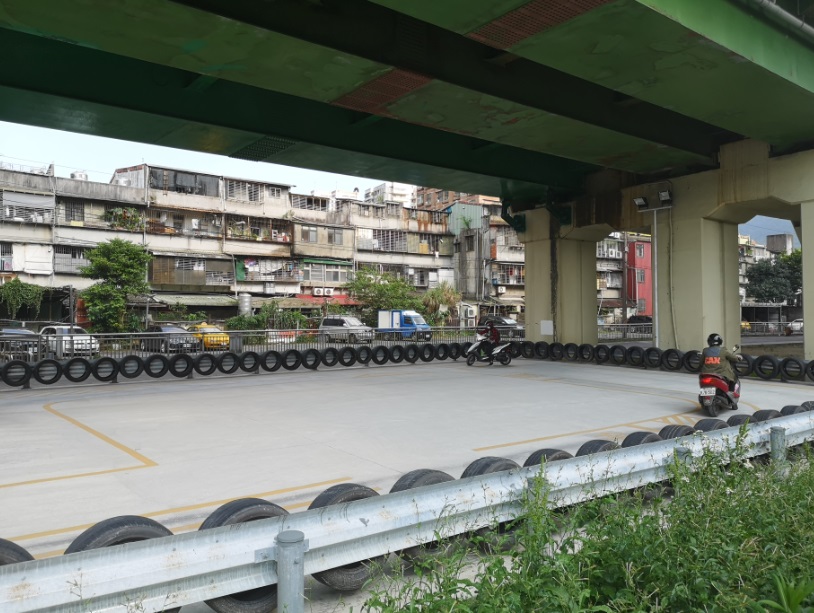 汐止機車考照練習場場內標線比照公路總局考驗場地標準，有夜間照明設備，並於護欄旁加設輪胎防撞等安全設施。 圖：新北市交通局提供
