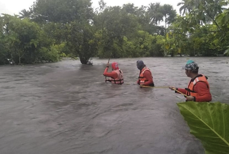 菲律賓國家減災管理委員會（NDRRMC）今日宣告，菲律賓首都地區馬尼拉及周邊地帶連日遭遇季風暴雨及持續降水，導致7個地區超7.2萬人無家可歸。 圖：翻攝自海外網