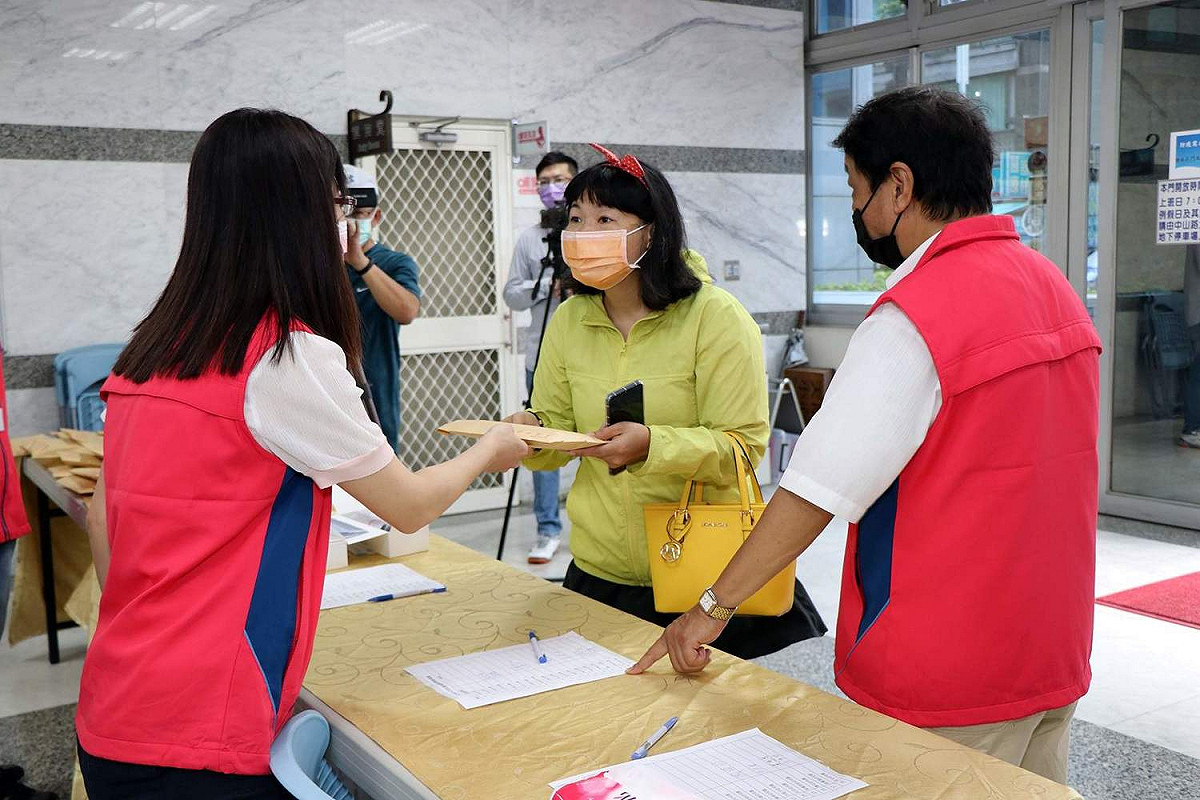 嘉義市政府教育處發送快篩劑給私立幼兒園、課照中心及補習班業者。 圖：嘉義市政府/提供