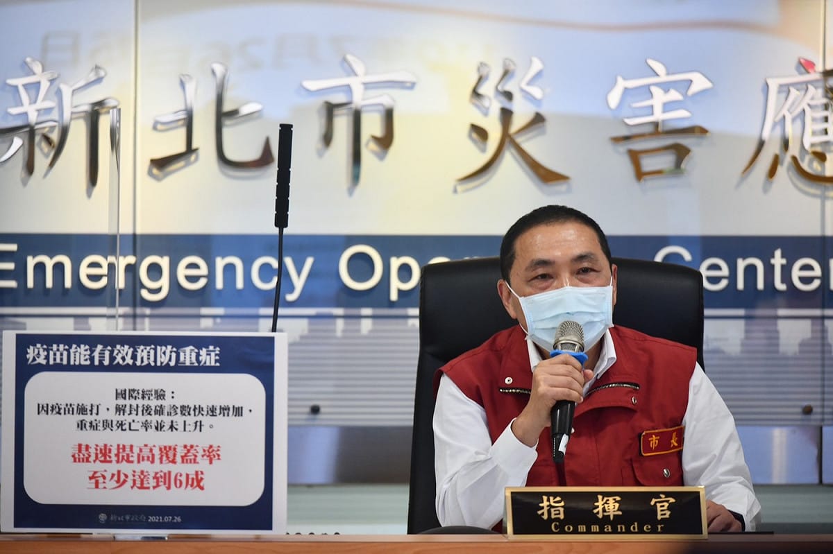 侯友宜舉例多國在解封後確診人數暴增，對於明天起的降二級警戒，大家仍要謹慎防疫，不能有絲毫鬆懈。 圖：新北市政府／提供
