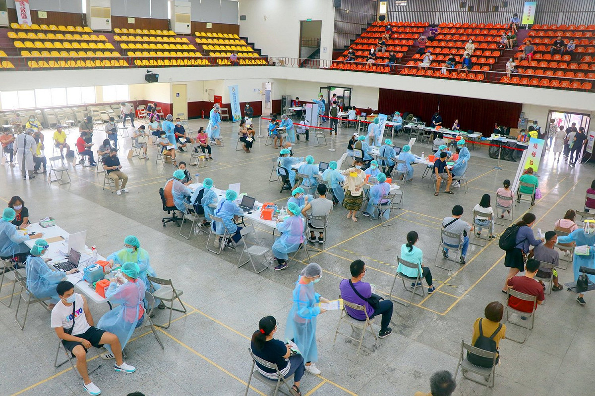 陳其邁決加快定高市教育人員疫苗施打進度。 圖：高市教育局提供