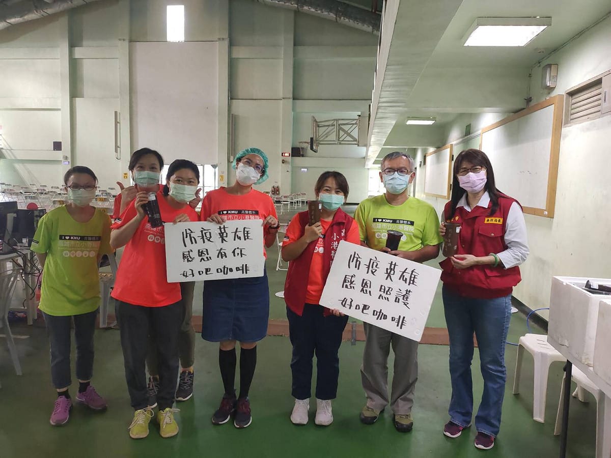 注射站指揮官提供飲料點心。 圖：高雄市政府提供