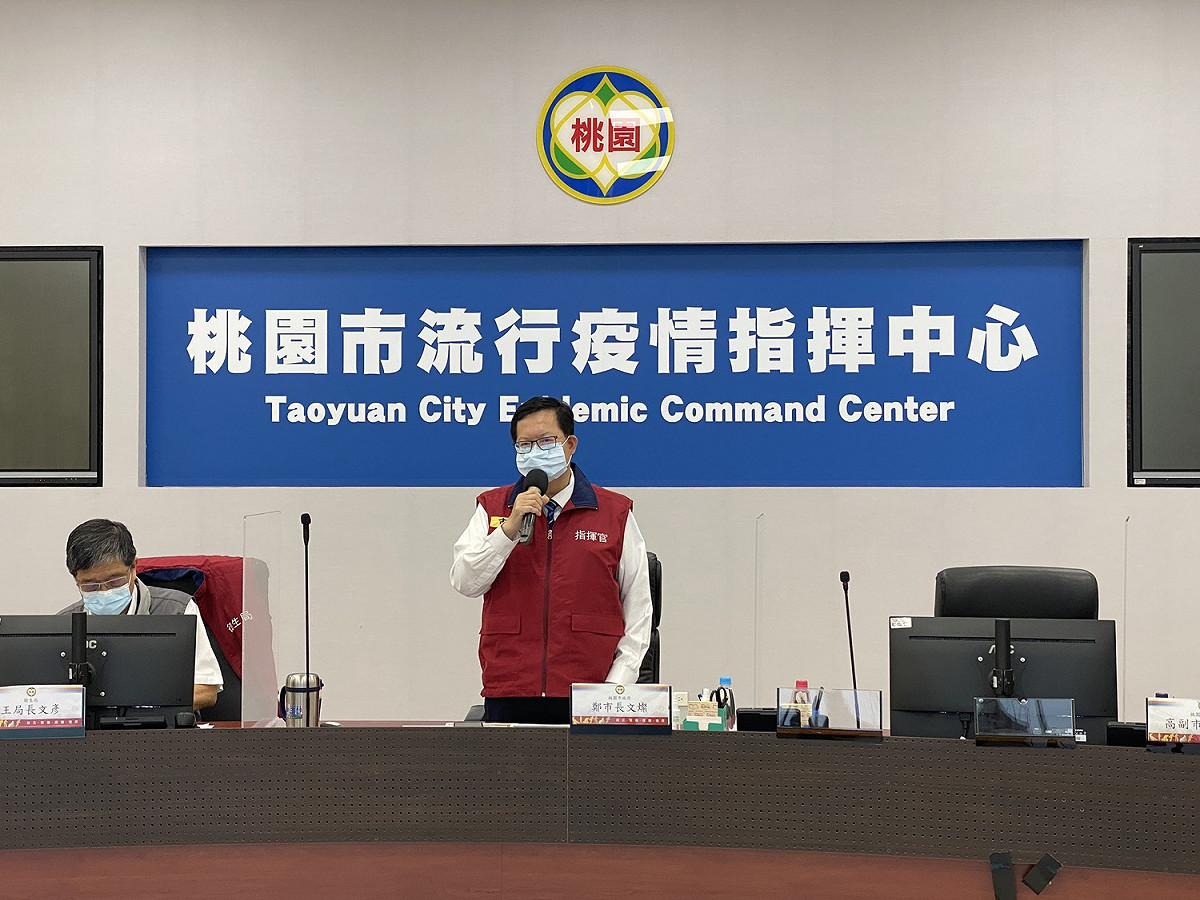 桃園市長鄭文燦今日前往桃園巨蛋體育館、經國國中及大竹國中，視察社區接種站。 圖：桃園市政府/提供