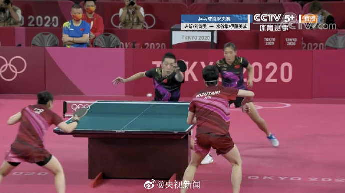 東京奧運日本選手水谷隼和伊藤美誠26日以4:3擊敗中國隊，奪下奧運金牌。 圖：翻攝微博