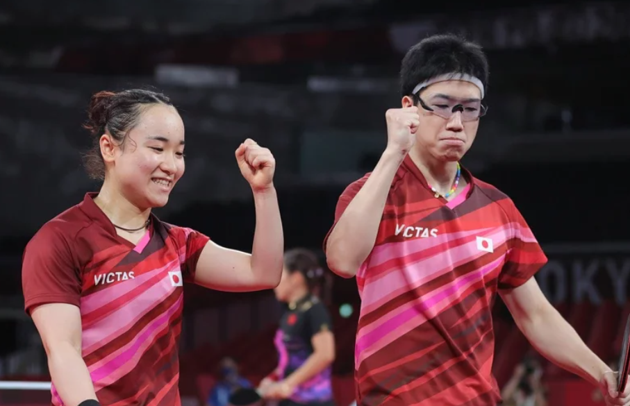 日本桌球史上首度打敗中國。日本桌球選手水谷隼（右）說：「總算報仇了。」 圖：翻攝新華社