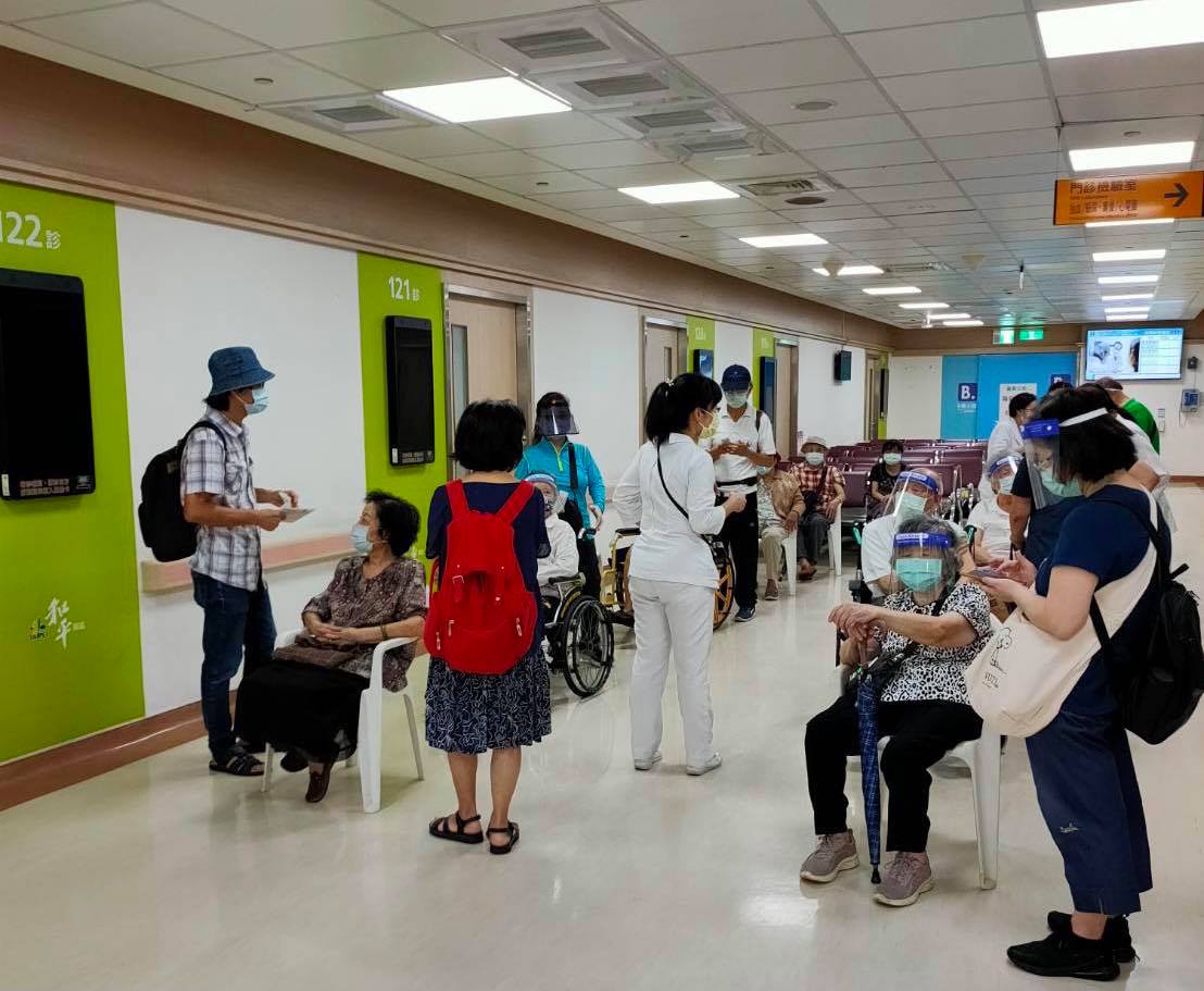 民眾等待施打疫苗。 圖：翻攝自蔡壁如臉書