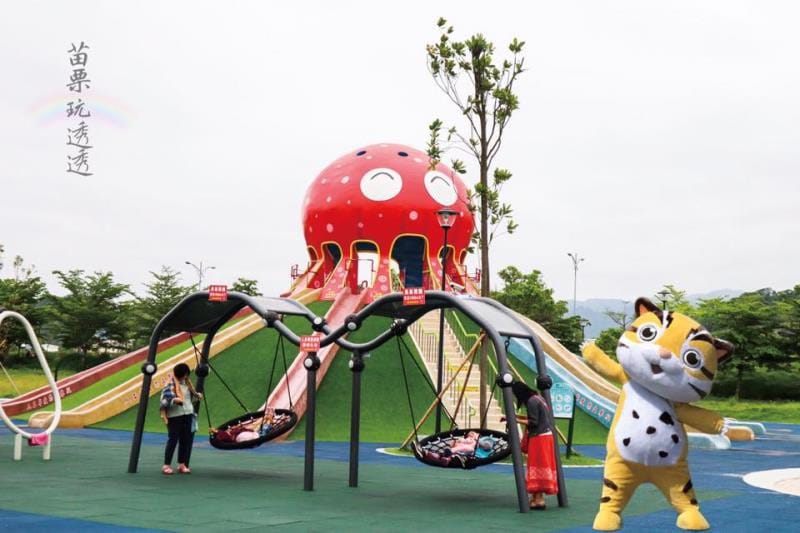 全國警戒今天開始降為2級，但苗栗縣政府仍因考量公園開放的風險，6處公園仍不開放；圖為苗栗貓裏喵親子公園。 圖：苗栗縣政府文化觀光局提供