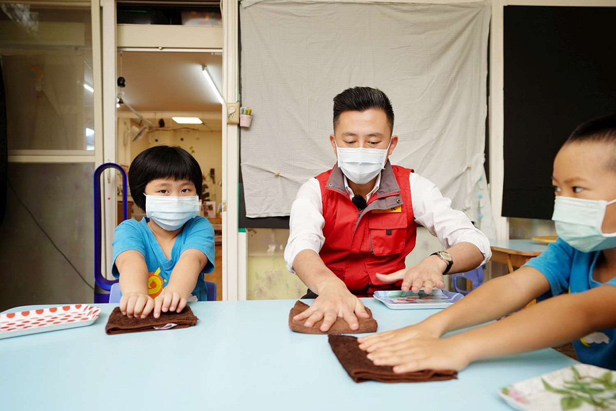 幼兒園復課第一天，清潔桌面。 圖：新竹市政府提供