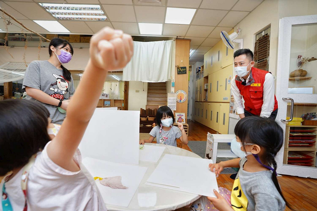 幼兒園復課第一天，清潔用餐隔板。 圖：新竹市政府提供